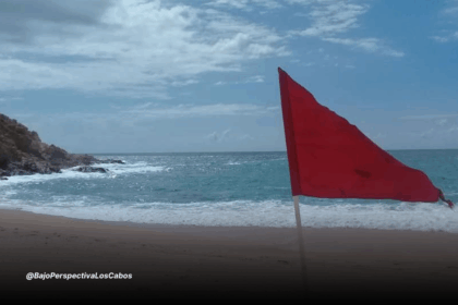 Playa Las Viudas con bandera roja