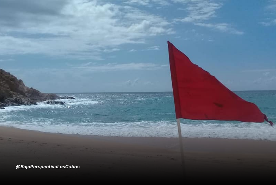 Playa Las Viudas con bandera roja