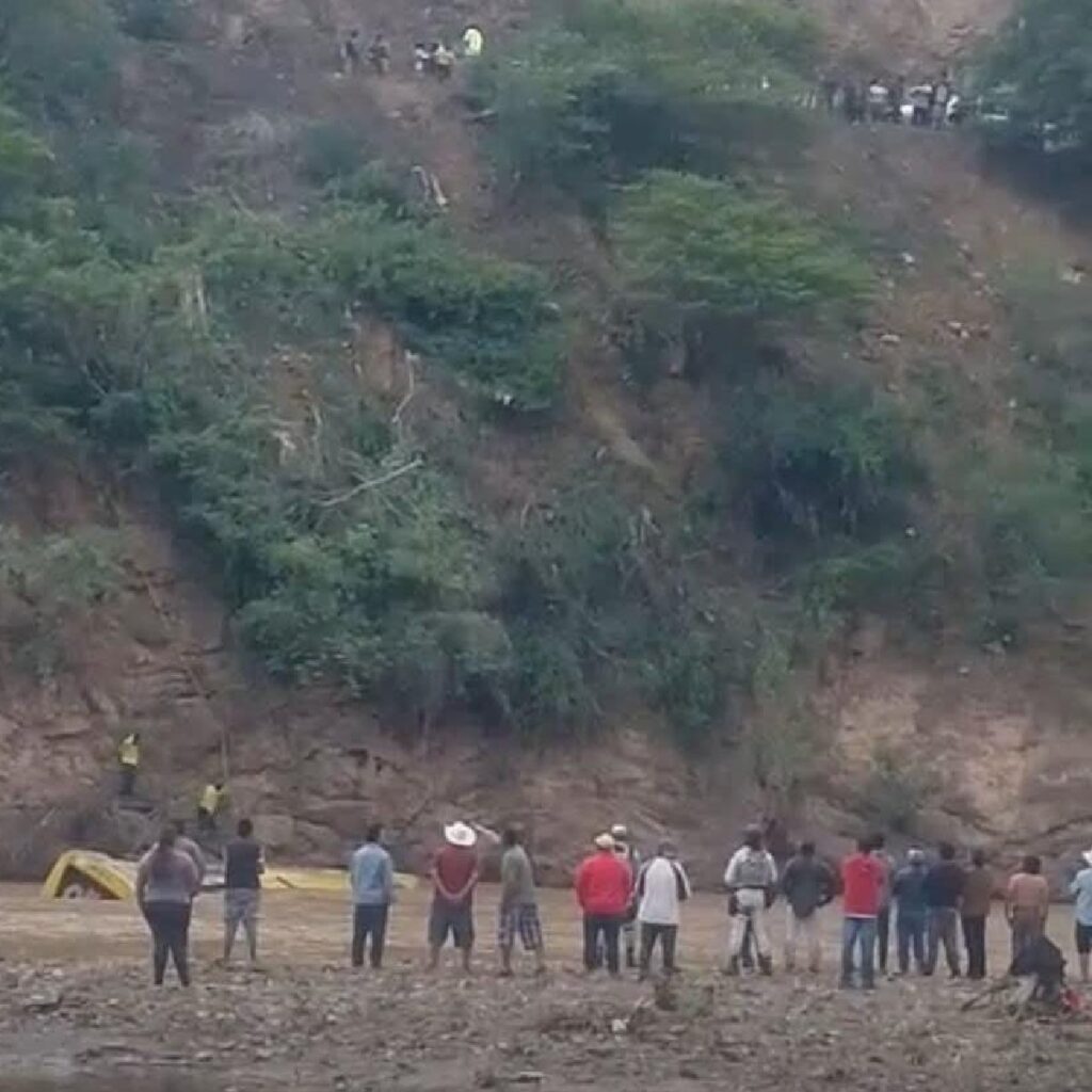 Pobladores observando el camión bajo el agua