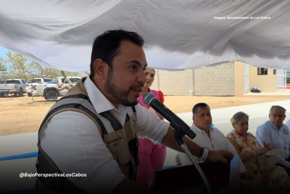 Alcalde Christian Agúndez hablando en el estrado