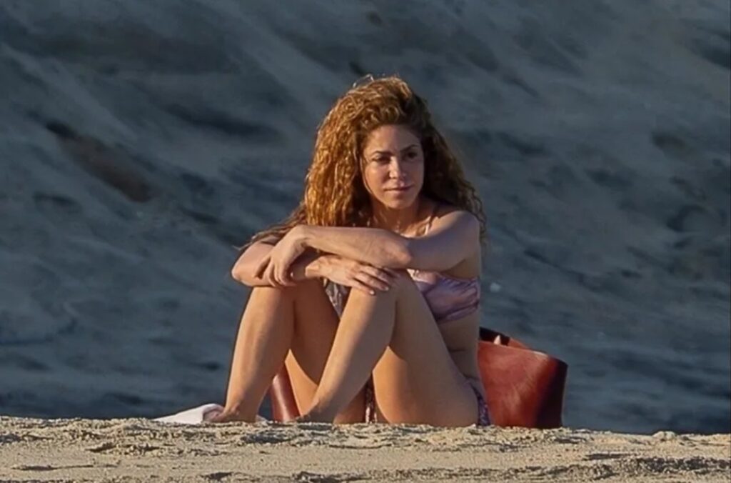 Shakira sentada en playa