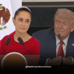 Sheinbaum con la bandera de México a espaldas mirando a Donald Trump quien sonrie
