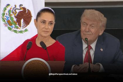 Sheinbaum con la bandera de México a espaldas mirando a Donald Trump quien sonrie