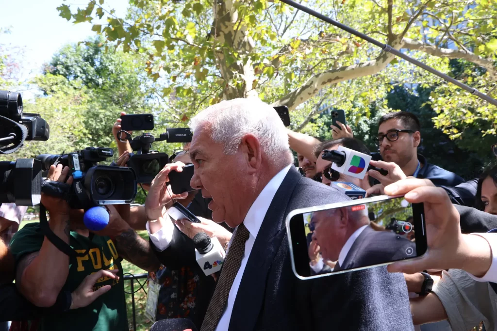 Abogado de El Mayo, Frank Pérez hablando con medios