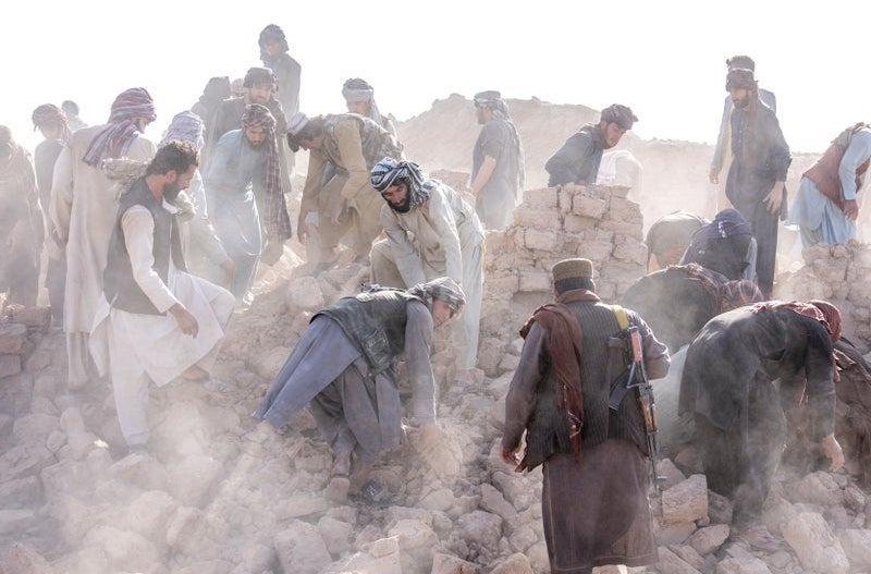 Afganos removiendo piedras para rescatar a población tras sismo