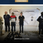 Agentes presentando a detenenidos y el decomiso de armas