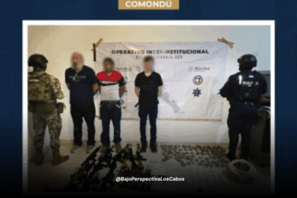 Agentes presentando a detenenidos y el decomiso de armas