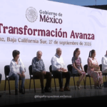 Claudia Shreinbaum junto a funcionarios en su visita a la Paz