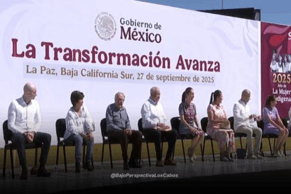 Claudia Shreinbaum junto a funcionarios en su visita a la Paz
