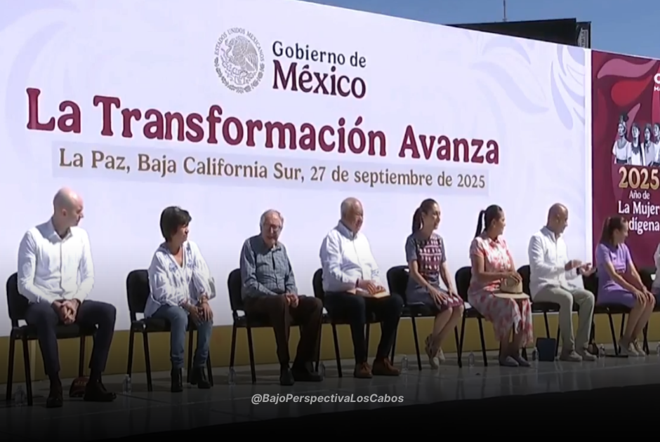 Claudia Shreinbaum junto a funcionarios en su visita a la Paz