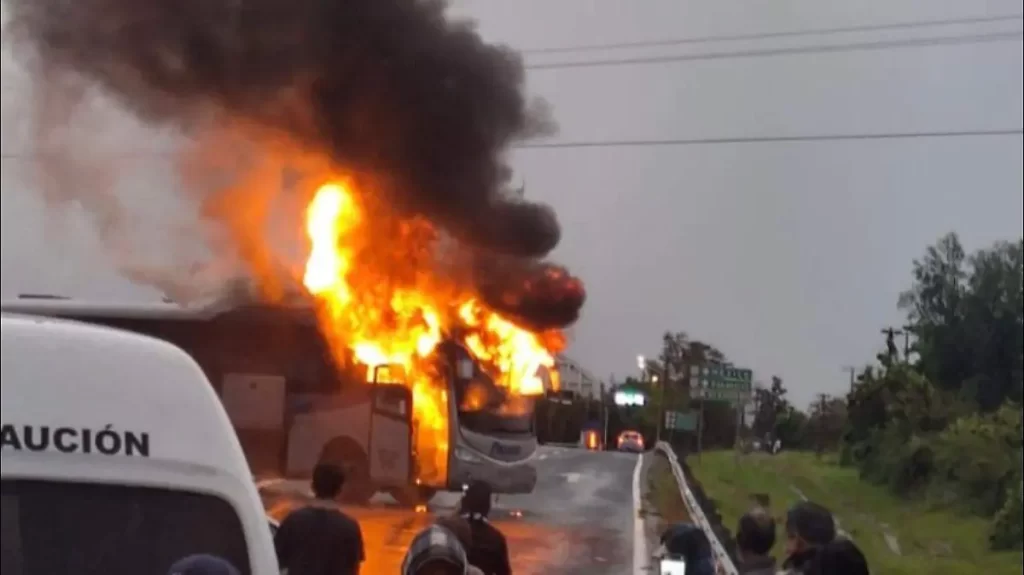 Foto de autobús incendiado