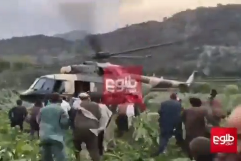 Helicoptero trasladano a heridos por sismo en Afganistán