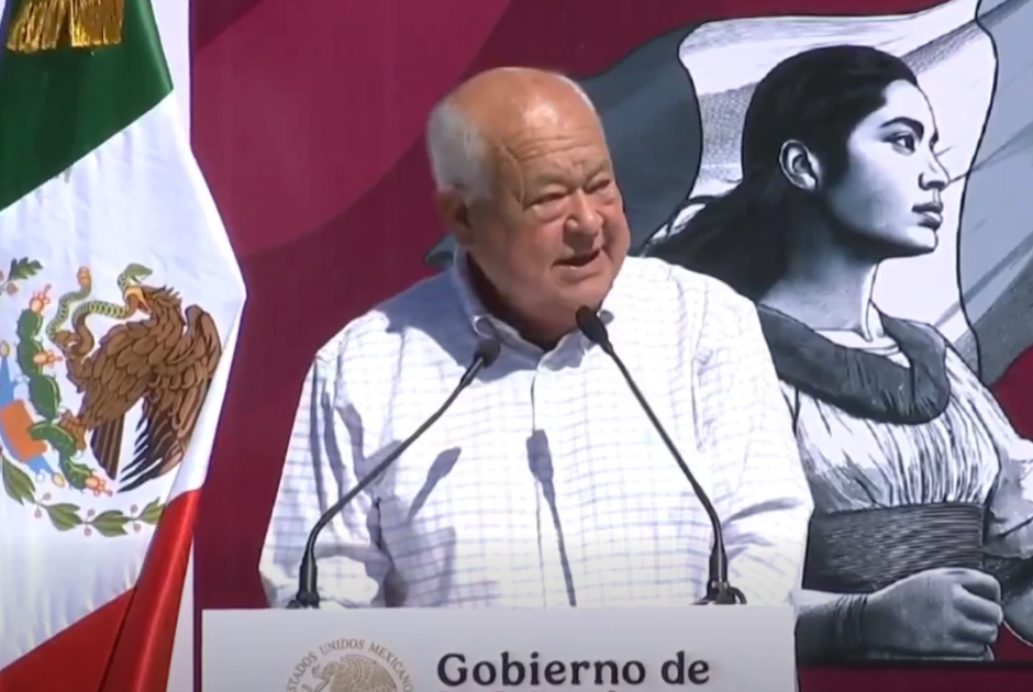 Victor Castro hablando al micrófono