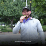 Luis Carlos López mordiendo su medalla de oro