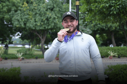 Luis Carlos López mordiendo su medalla de oro
