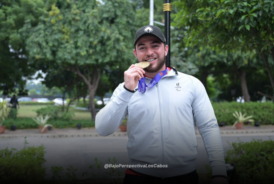 Luis Carlos López mordiendo su medalla de oro
