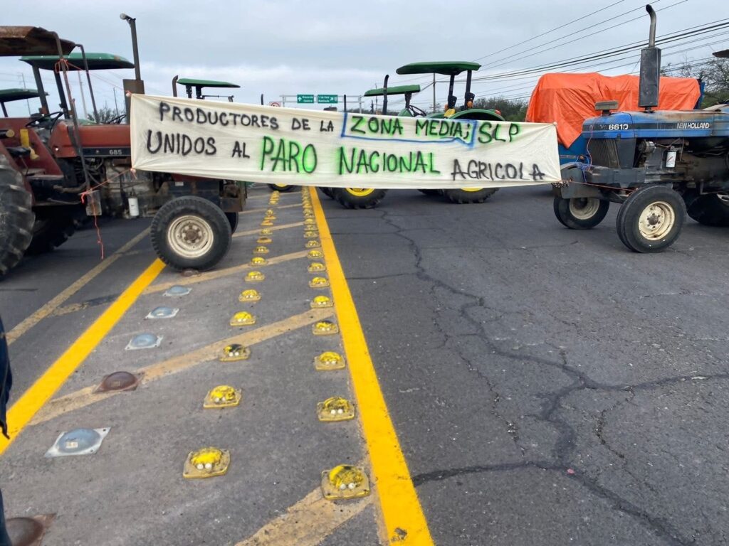 Campesinos se suman al bloqueo carretero en México