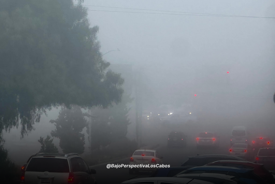 Densa neblina sobre conductores en Pachuca