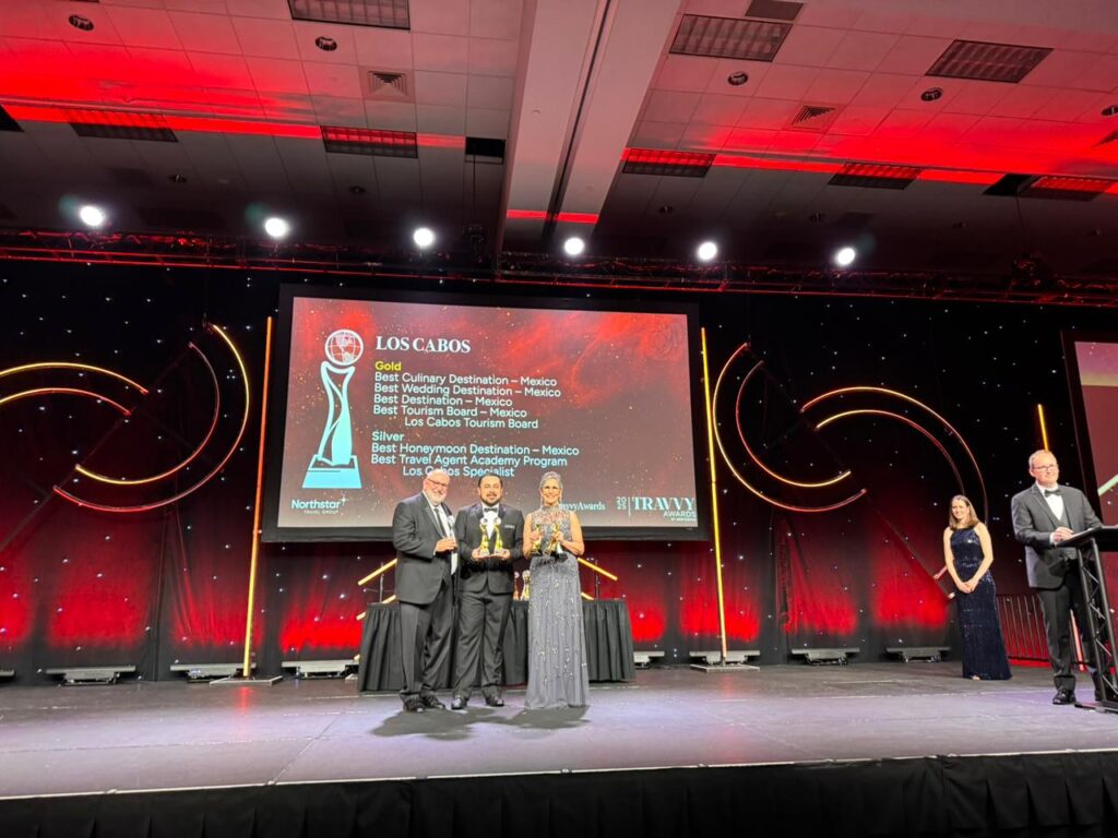 Los Cabos recibiendo estatuilla de TRavvy Awards