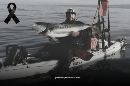 Rijavec sosteniendo pescado en su kayak