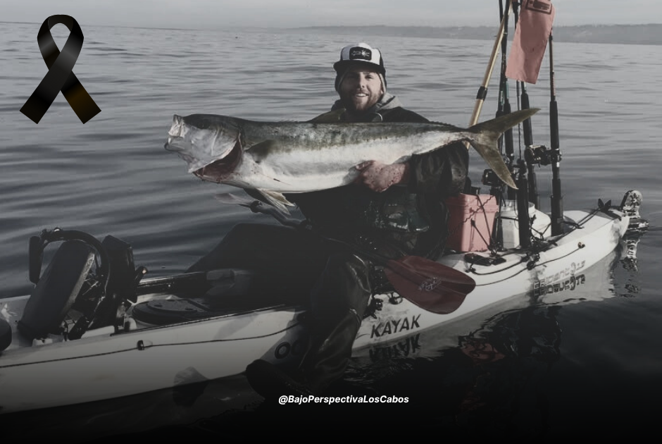 Rijavec sosteniendo pescado en su kayak