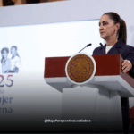 Sheinbaum parada frente a podium hablando al micrófono