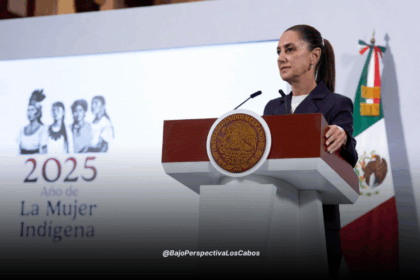 Sheinbaum parada frente a podium hablando al micrófono