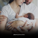 Padres con bebe en brazos