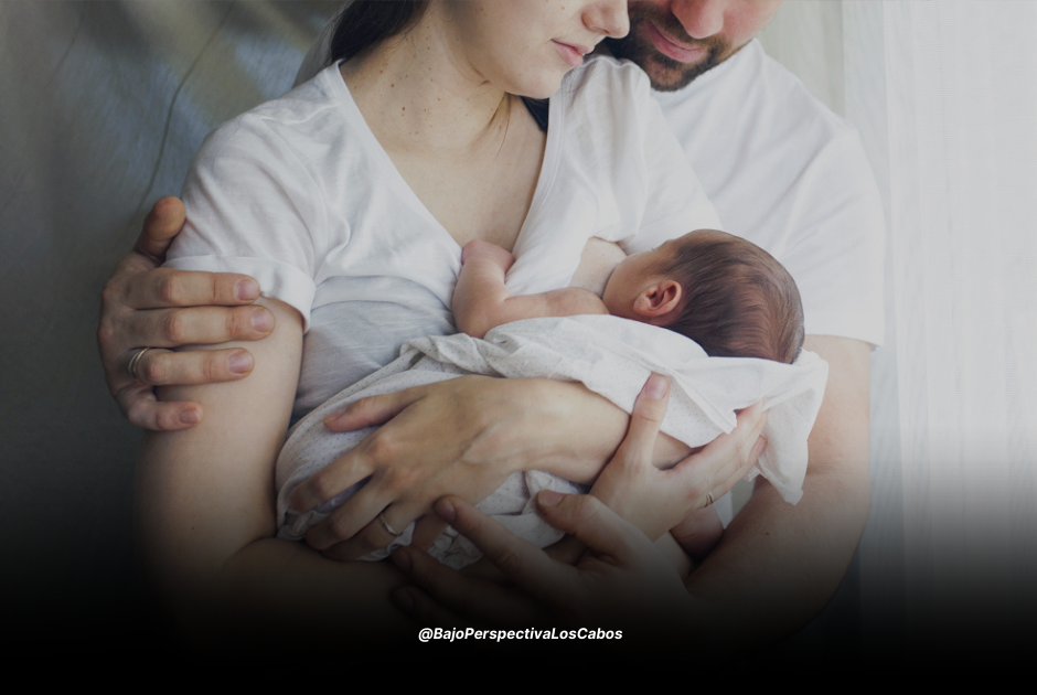 Padres con bebe en brazos