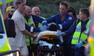 Paramédicos trasladando ha herido en tiroteo de Bondi