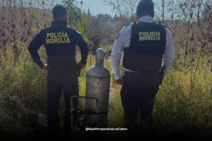 Policías municipales resguardando tanque de gas cloro