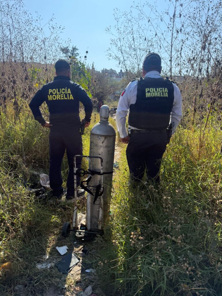 Policias municipales reguardando tanque de gas cloro robado en Morelia
