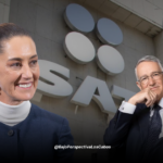 Sheinbaum y Salinas Pliego con logo del Sat al fondo