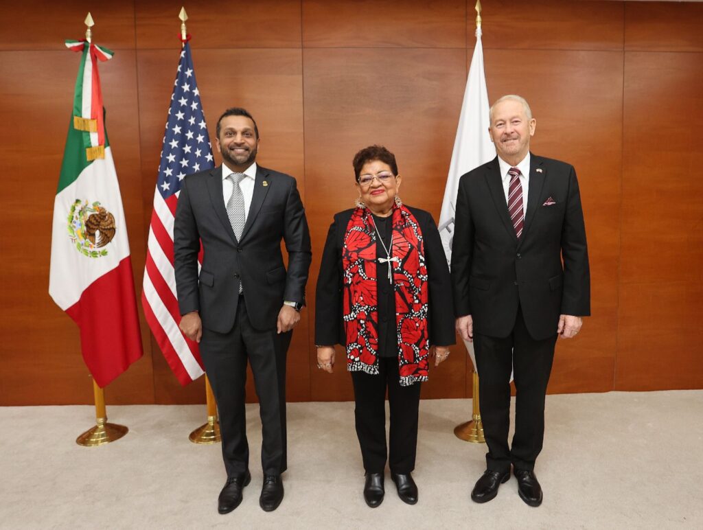Ernestina Godoy con Patel y Ronald Johnson
