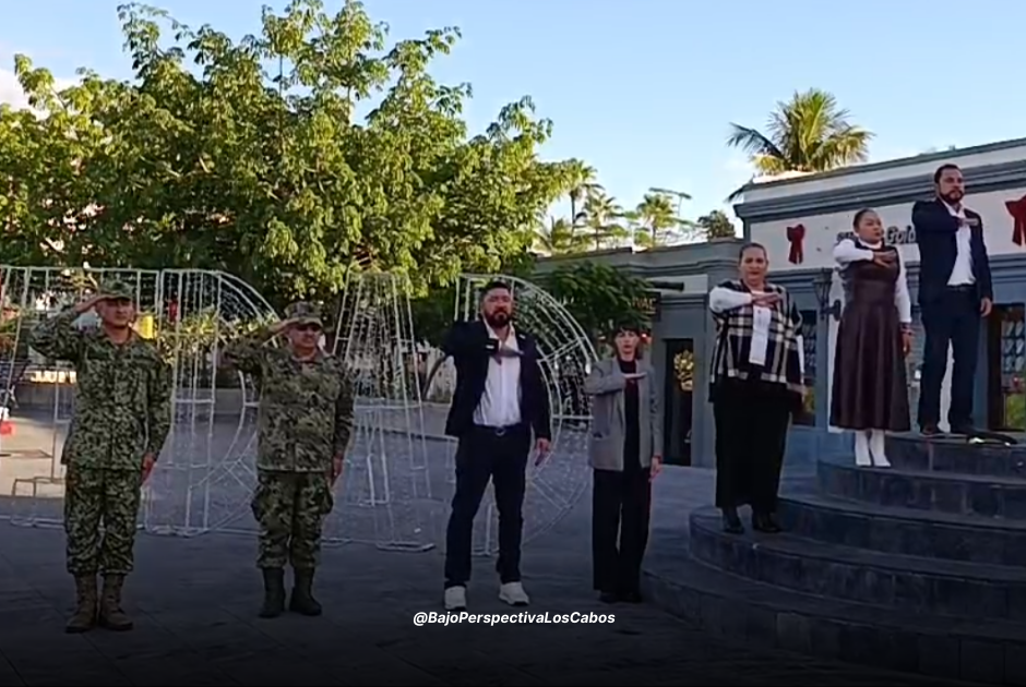 Funcionarios izando la bandera