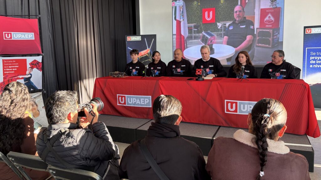 Equipo de la UPAEP en rueda de prensa