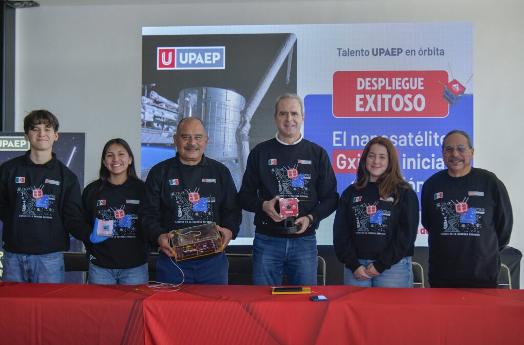 Equipo de la UPAEP que lanzó el Gxiba-1