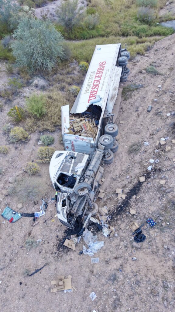 Tráiler volcado tras choque con autobus