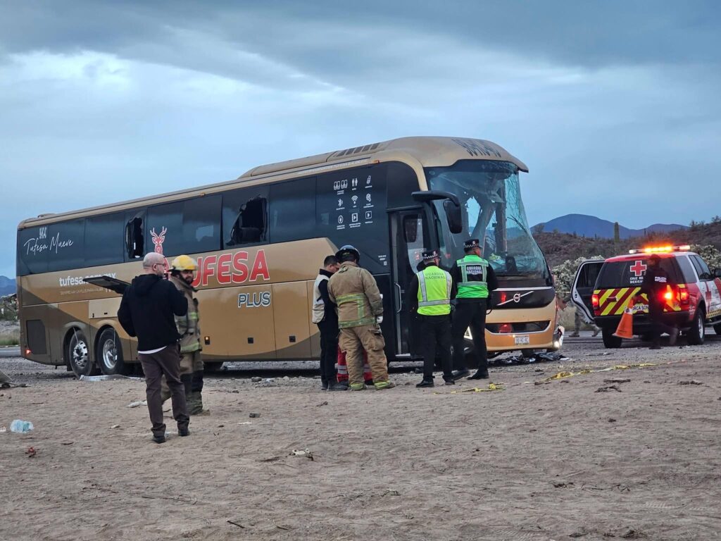 autobus tras choque con trailer en Sonoyta
